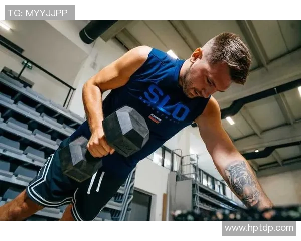 足球明星训练时意外受伤全过程视频曝光引发球迷热议 足球明星训练时意外受伤全过程视频曝光引发球迷热议